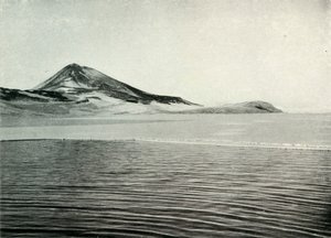 Hut Point and Observation Hill ، c19101913 ، 1913 بواسطة هربرت بونتينج