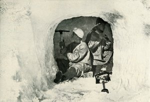 الكذب. إيفانز ونيلسون يقطعان كهفًا للتخزين البارد ، 12 يناير 1911 ، 1913 بواسطة هربرت بونتينج
