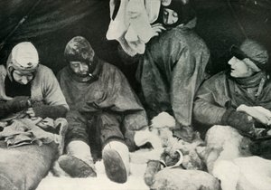 أعضاء الحزب القطبي يدخلون إلى أكياس نومهم ، c1911 ، 1913. بواسطة هربرت بونتينج