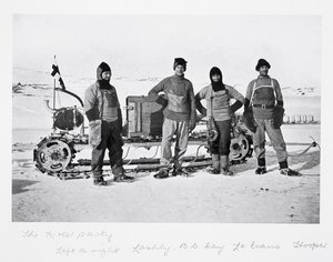 Motor Party - من اليسار إلى اليمين: Lashly و Day و Evans و Hooper "من" Scott&39;s Last Expedition " بواسطة هربرت بونتينج