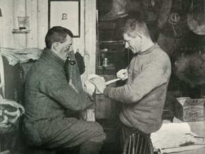 ضابط ثانوي إيفانز ملزم بدكتور أتكينسونز هاند ، 5 يوليو 1911 ، 1913 بواسطة هربرت بونتينج
