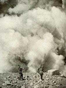 ارتفاع الدخان والبخار من فوهة أساماس بعد الانفجار ، 1910. بواسطة هربرت بونتينج
