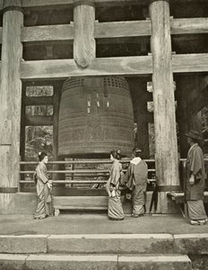 الجرس العظيم في معبد Chio-In ، 1910. بواسطة هربرت بونتينج
