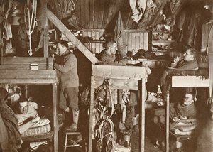 The Tenements Cherry-Garrard، Bowers، Oates، Meares، Atkinson، 9 أكتوبر 1911، 1913 بواسطة هربرت بونتينج