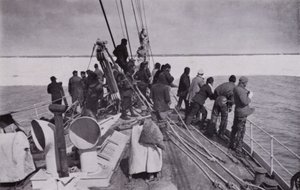 The approach to the pack-ice (b/w photo) بواسطة هربرت بونتينج