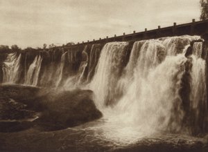 المكسيك: شلال خواناكاتلان (صورة بالأبيض والأسود) بواسطة هوغو بريمه