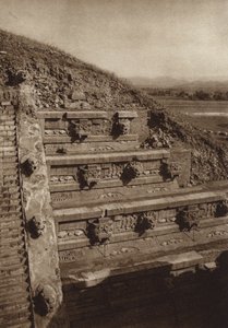 المكسيك: سان خوان تيوتيهواكان، منحوتات حجرية على الواجهة الغربية لهرم كويتزالكواتل، الهرم في وسط القلعة (صورة بالأبيض والأسود) بواسطة هوغو بريمه