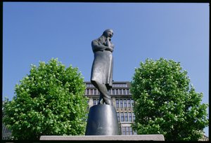 النصب التذكاري لهينريش هاين (1797-1856) 1926-33 (برونزي)