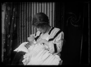 آني سيمبرج ترضع توم في منزل لوتسيكاتو في الاستوديو بواسطة هوغو سيمبرج