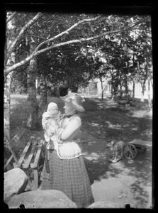 ليلي ولين سيمبرج في الحديقة