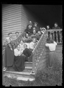 صورة جماعية على سلالم الفيلا البيضاء بواسطة هوغو سيمبرج