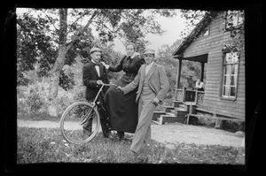 وولتر، وبليندا وإينار سيمبرغ في ساحة الفيلا الصفراء، على شرفة فيلا إلما سيمبرغ بواسطة هوغو سيمبرج