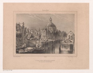 Gezicht op de Stromarkt، het Singel en de Lutherse kerk الكنيسة اللوثرية. المنظر المأخوذ من القناة (المعروفة باسم Singel) (العنوان على الكائن) تذكار من أمستردام ثمانية مناظر مرسومة ومطبوعة بالحجر من الطبيعة بواسطة H. van Hove Bz. (عنوان المسلسل)