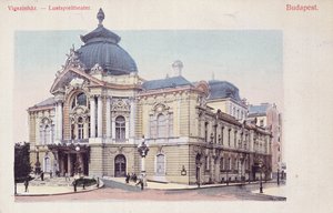 بطاقة بريدية تصور Vigszinhaz (مسرح الكوميديا) في Grand Boulevard في بودابست ، c.1900 (بعد صورة ملونة) بواسطة المدرسة المجرية