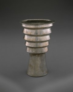 دورق متدرج (أكويلا) ، Later Horizon ، 1470-1532 (فضي)