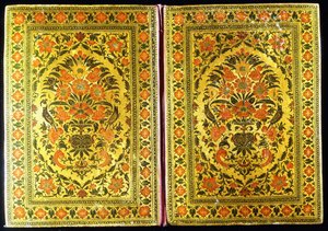 زوج من أغلفة الكتب المطلية بالورود المزينة بتصميم زهرية ، مع إناء زهور وعصافير في الوسط ، القرن الثامن عشر بواسطة المدرسة الهندية
