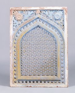 قوس جالي من الحجر الرملي الأحمر في إطار بزخارفه النجمية ، القرن الثامن عشر بواسطة المدرسة الهندية