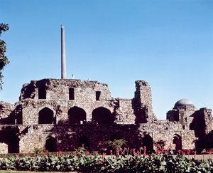 أطلال القلعة كوتلا فيروز شاه ، التي أسسها فيروز شاه تغلق (1351-88) بواسطة المدرسة الهندية