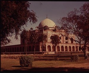 قبر همايون (1507-56) ، تم بناؤه عام 1570 (صورة) بواسطة المدرسة الهندية