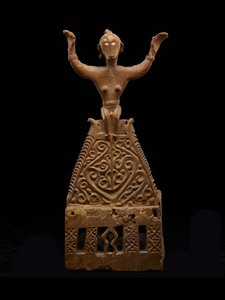 مذبح يصور السلف الأول (لولي) بواسطة المدرسة الاندونيسية