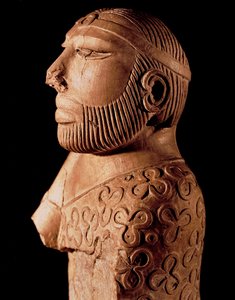 حضارة وادي السند: تمثال نصفي خشبي للملك الكاهن. حوالي 2000 ق. من موقع Mohenjo-Daro في باكستان. المتحف الوطني الباكستاني ، كراتشي. بواسطة حضارة وادي السند