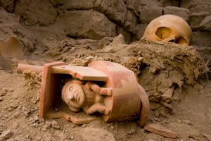 عظام الأضحية الأنثوية سيراميك لرجل جالس تحت سقف، 2005 (صورة) بواسطة ايرا بلوك
