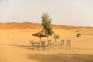 مشاهد صحراوية بالقرب من فندق في منطقة عرق الشبي، مرزوكة، المغرب. 2014 (صورة) بواسطة ايرا بلوك