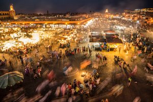 إطلالة على جامع الفناء، ساحة السوق في المدينة المنورة، مراكش، 2014 (الصورة) بواسطة ايرا بلوك