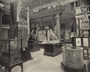 Central Court, Dublin Museum of Science and Art (b/w photo) بواسطة مصور ايرلندي