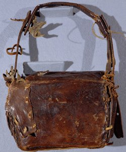 MS CCC 282 The Corpus Christi Book Satchel أو Budget ، ينظر إليها من الخلف ، إيرلندية ، c.1120-30 (جلد)