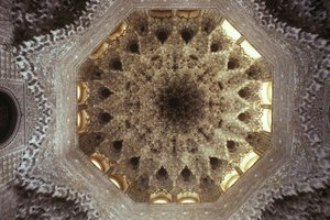 سقف قاعة Abencerrajes بواسطة مدرسة إسلامية