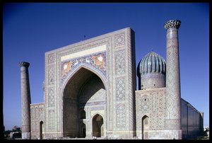واجهة مدرسة شيردار ، الفترة التيمورية ، ميدان ريجستان ، c.1619-35 بواسطة مدرسة إسلامية