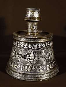 Islamic Art: 13th century silver and copper candlestick. Cairo, Museum of Islamic Art بواسطة مدرسة إسلامية
