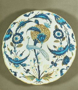 طبق إزنيق مطلي بالطاووس يطفو بين الزهور ، تركيا ، c.1550-55 (فطيرة مزججة متعددة الألوان) بواسطة مدرسة إسلامية
