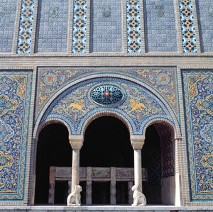 واحد من الأيفان مع عمليات تجانب مبلطة وشبكة وأعمدة حجرية متجانسة بواسطة مدرسة إسلامية