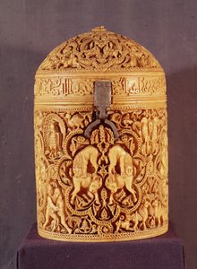 Pyx مع ارتياح يصور ملذات حياة البلاط ، منقوش عليه اسم المغيرة ، ابن الخليفة عبد الرحمن الثالث ، الفترة الأموية ، من قرطبة ، 968 م (انظر أيضًا 101673) بواسطة مدرسة إسلامية