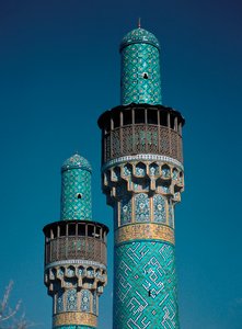 منظر لمآذن مسجد الشاه (المعروف أيضًا باسم مسجد الإمام) بواسطة مدرسة إسلامية