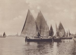 قوارب الصيد (b / w photo) بواسطة مصور إيطالي