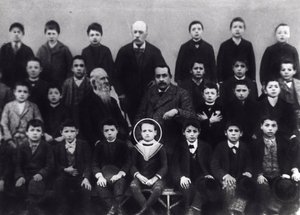 Benito Mussolini a l'ecole elementaire - Benito mussolini alunno elementare - صورة لبينيتو موسوليني مع زملائه في الفصل وبعض المدرسين بواسطة مصور إيطالي