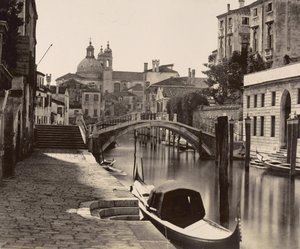 جسر على ريو اوجنيسانتي في البندقية ، c.1875 بواسطة مصور إيطالي
