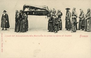 إخوة Compagnia della Misericordia (شركة الرحمة) يحملون رجلاً مريضًا إلى المستشفى ، فلورنسا (صورة b / w) بواسطة مصور إيطالي