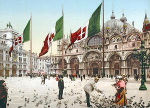 تغذية الحمام في ساحة سان ماركس ، البندقية ، حوالي 1900 بواسطة مصور إيطالي