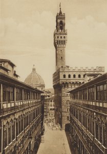 Firenze / فلورنسا: Porticoes of the Uffizi ، تم بناؤه وفقًا لتصميم Vasari (b / w photo) بواسطة مصور إيطالي