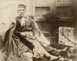 جوزيبي غاريبالدي في أسبرومونتي ، أصيب في ساقه عام 1862 بواسطة مصور إيطالي