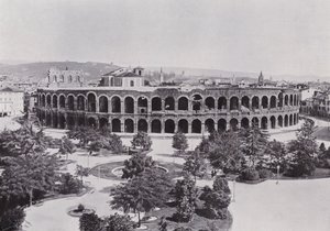 إيطاليا: فيرونا ، الساحة الرومانية (b / w photo) بواسطة مصور إيطالي