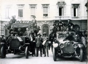ميلان ، 3 و 4 أغسطس 1922. رد فعل الفاشيين على الإضراب. فرق العمل في سكالا سكوير. بواسطة مصور إيطالي