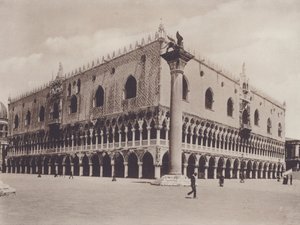 Palazzo Ducale (صورة b / w) بواسطة مصور إيطالي