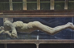 قالب جبس لجسم من بومبي (صورة ملونة) بواسطة مصور إيطالي
