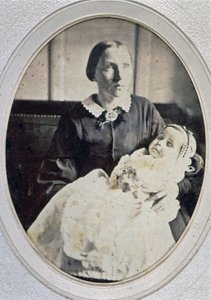 صورة بعد الوفاة لفتاة صغيرة تحملها أمها ، حوالي 1855 (صورة بالأبيض والأسود)