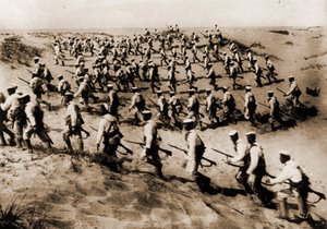الهبوط الإيطالي في بنغازي (أو بنغازي) (ليبيا) في برقة. بواسطة مصور إيطالي